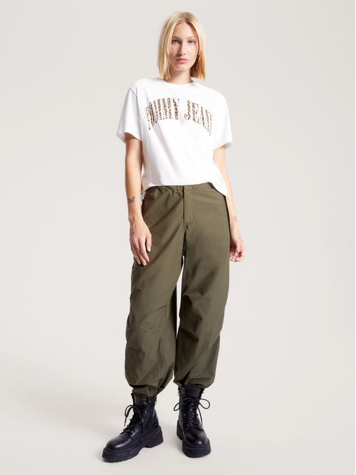 Remera con logo de leopardo y corte clásico