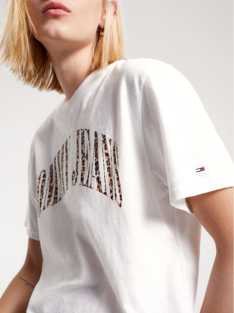 Remera-con-logo-de-leopardo-y-corte-clasico
