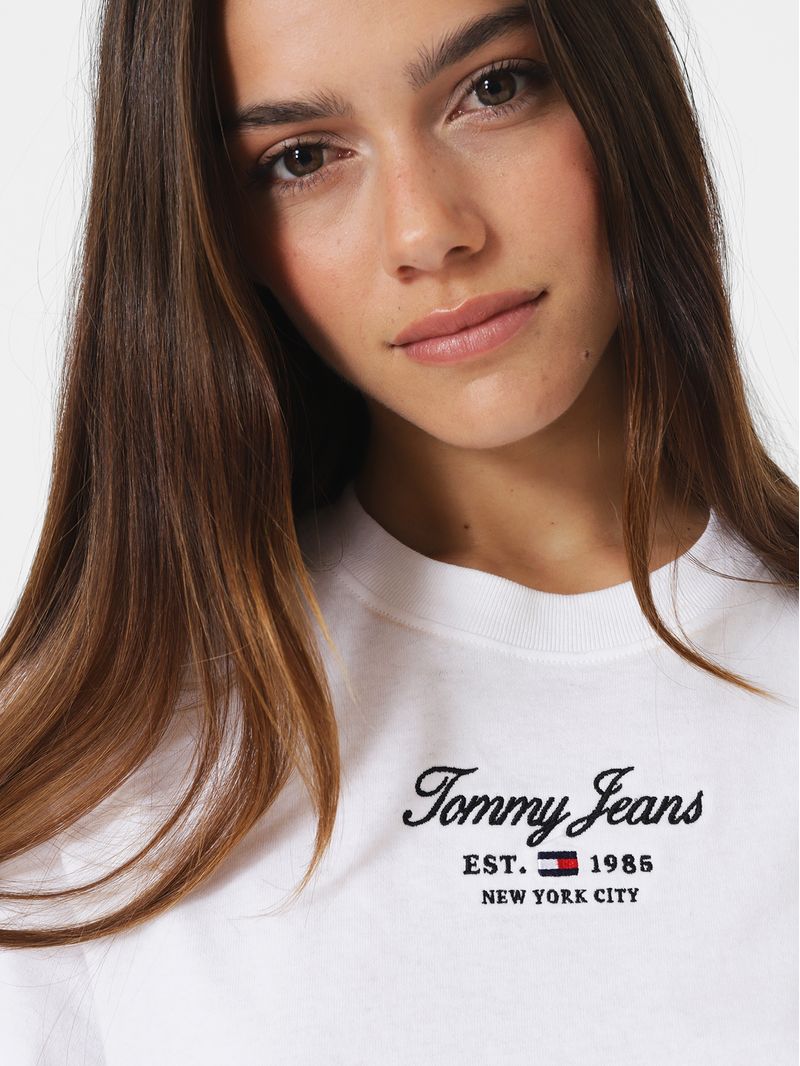 Remera-essential-de-corte-clasico-con-logo
