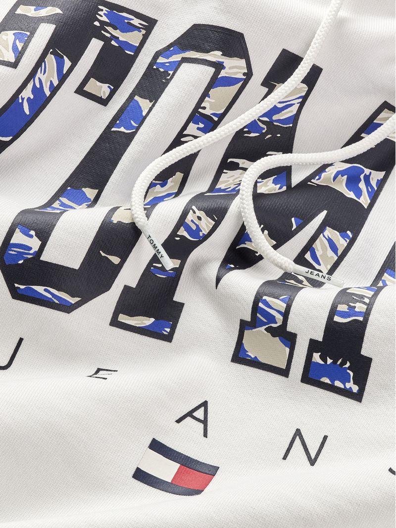 Buzo-regular-con-estampado-de-camuflaje-en-logo