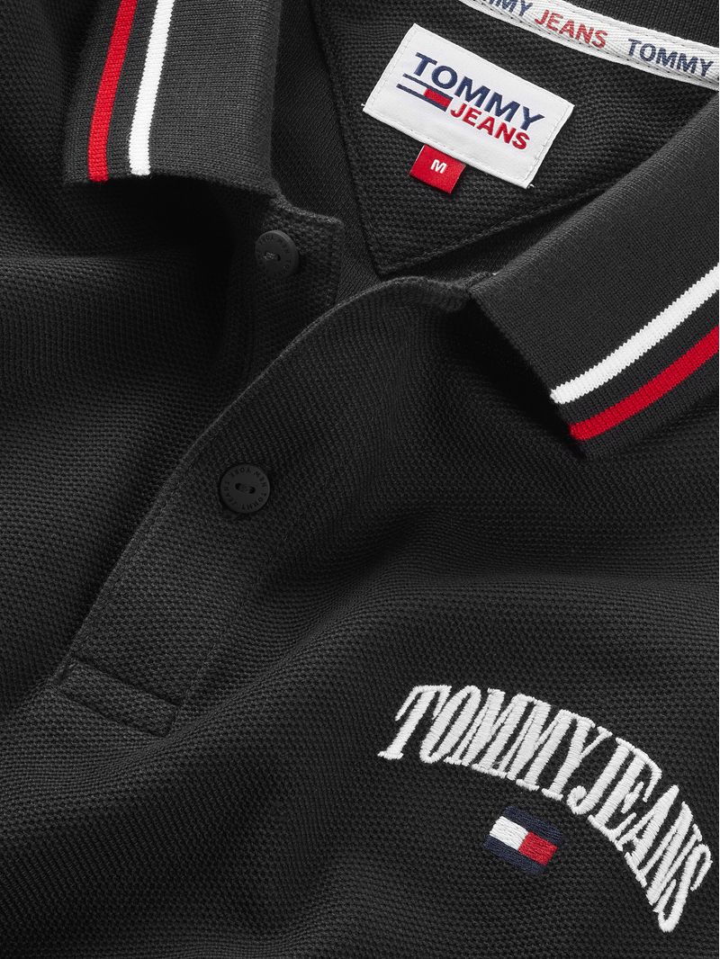 Polo-de-corte-clasico-con-logo-bordado