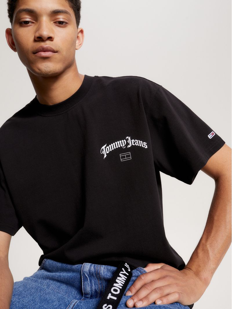 Remera-con-logo-trasero-y-corte-amplio