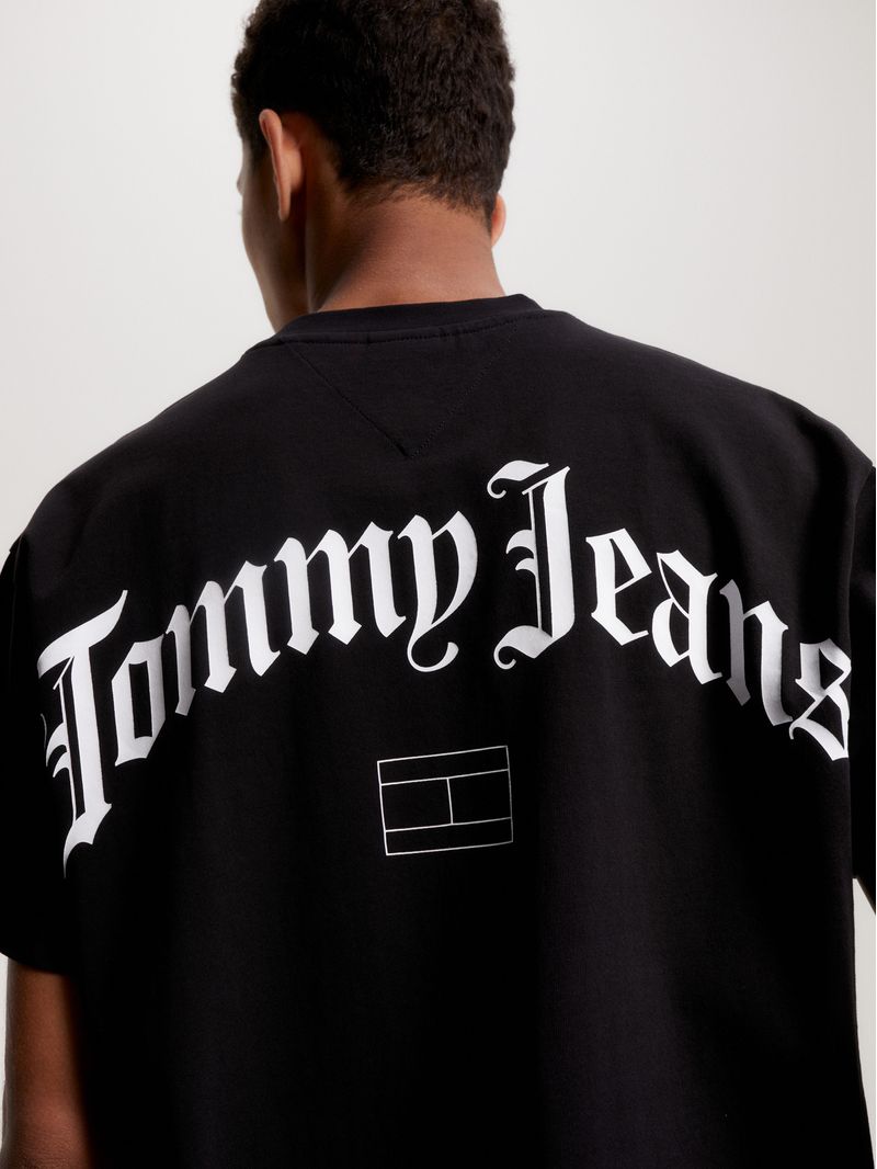 Remera-con-logo-trasero-y-corte-amplio