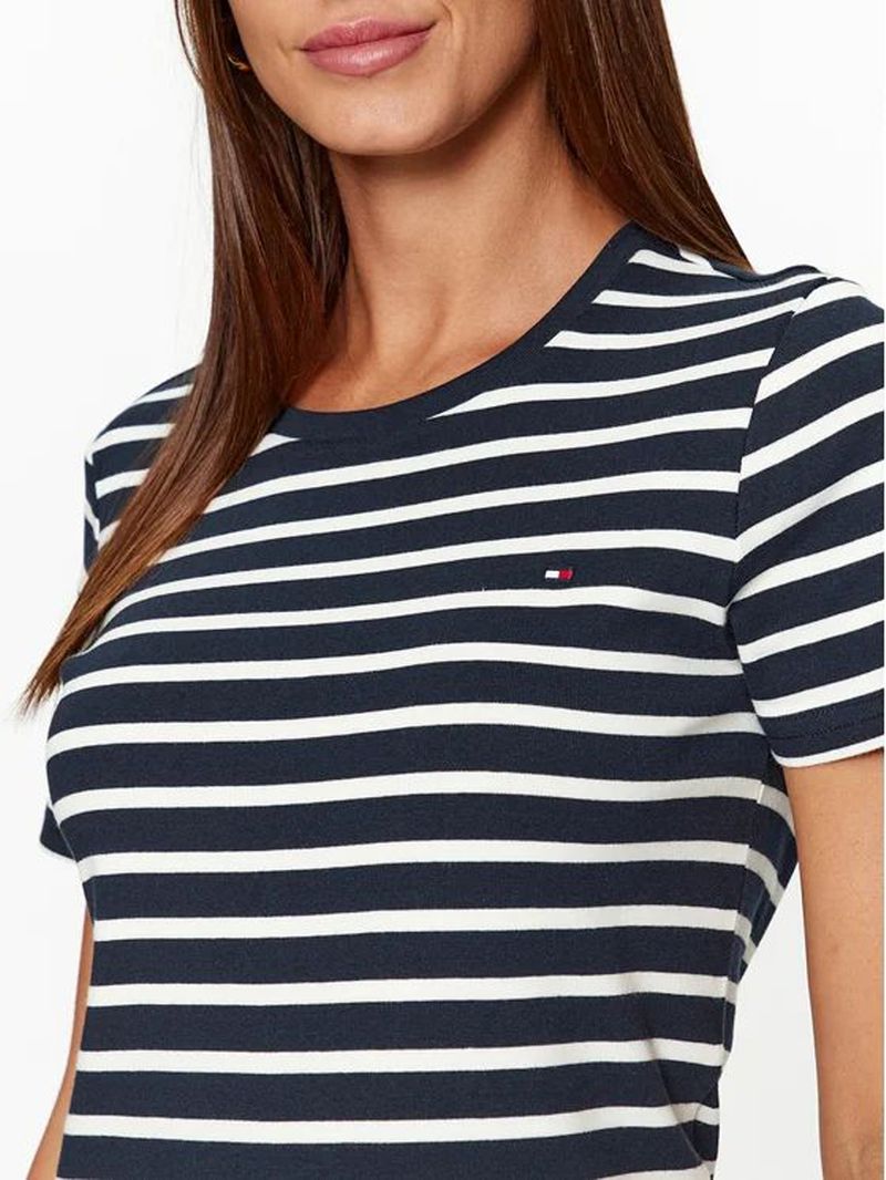 Remera-de-rayas-con-cuello-redondo