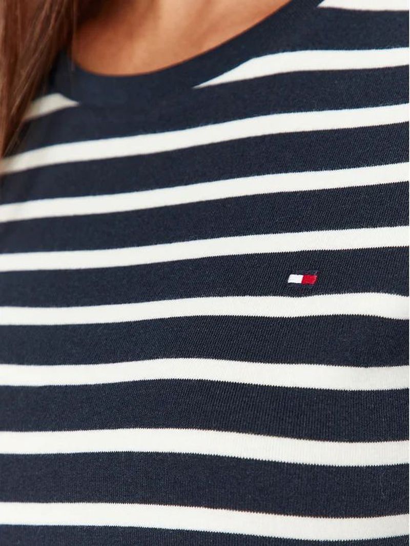 Remera-de-rayas-con-cuello-redondo