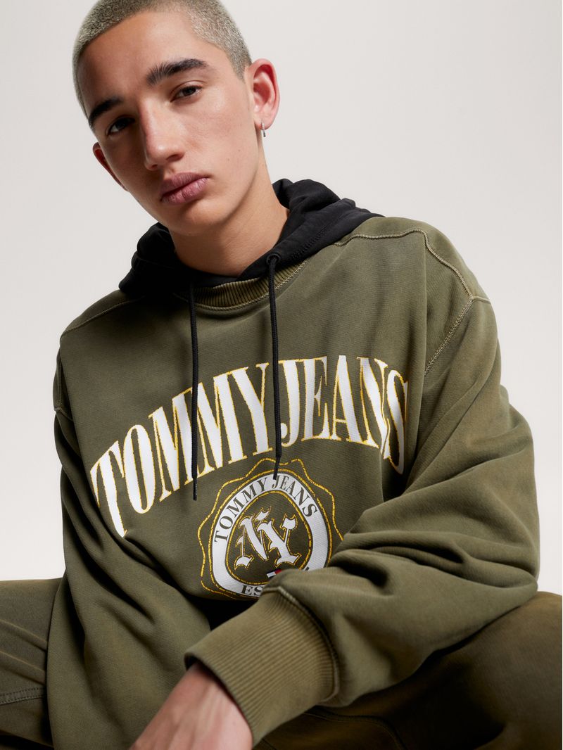 Buzo-varsity-con-logo-grafico