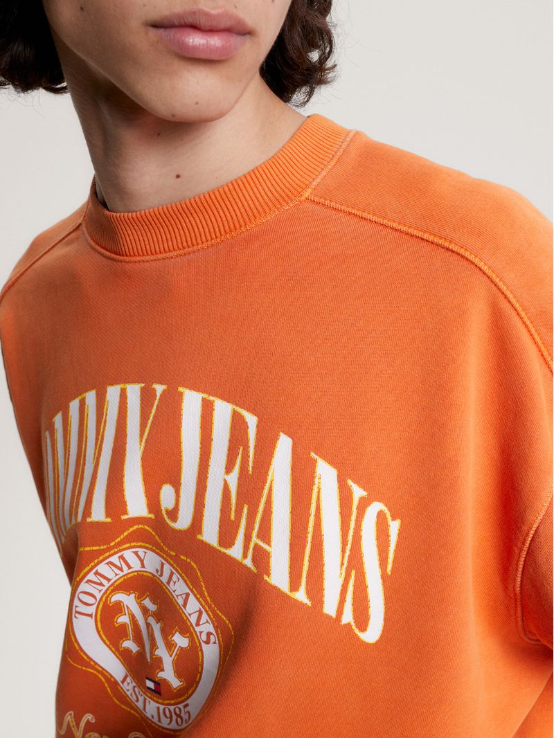 Buzo-varsity-con-logo-grafico
