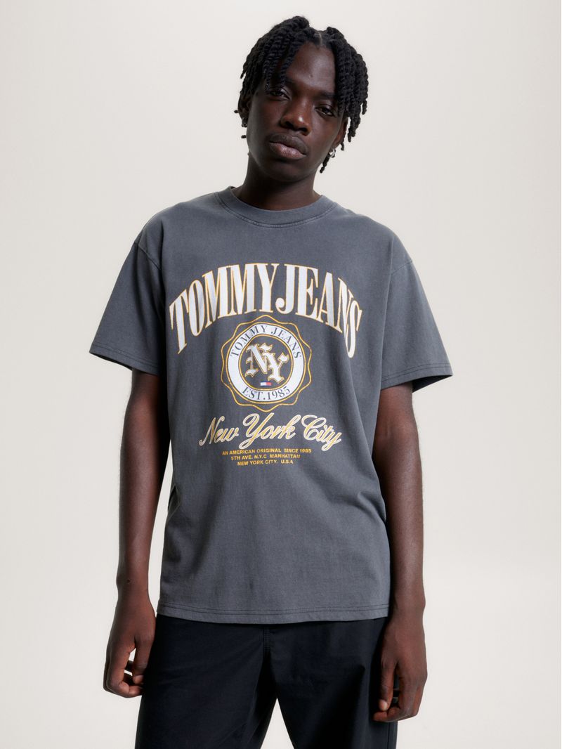 Remera-amplia-con-logo-universitario