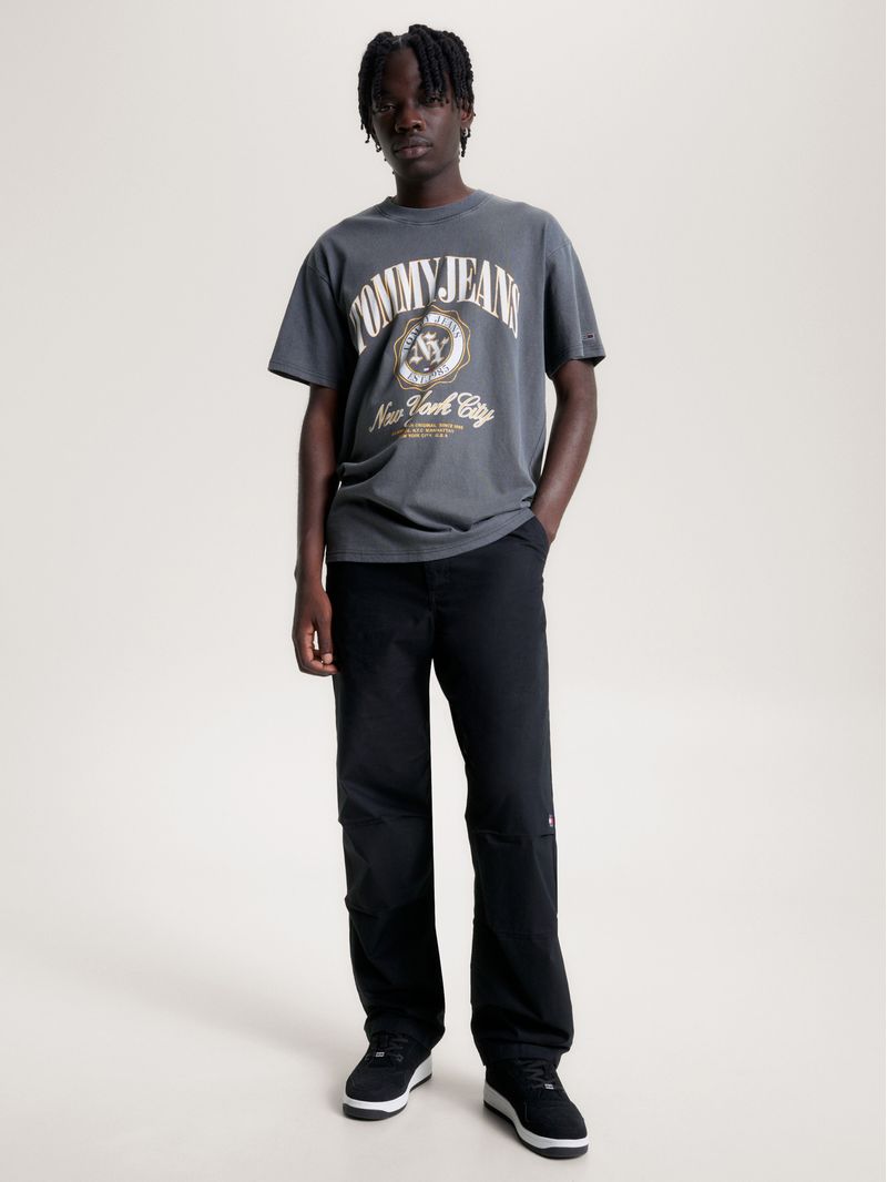 Remera-amplia-con-logo-universitario