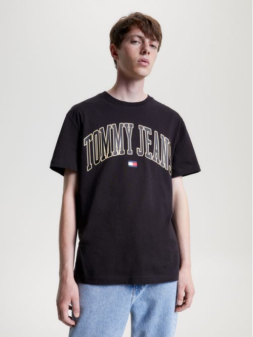 Remera con logo gráfico en el pecho