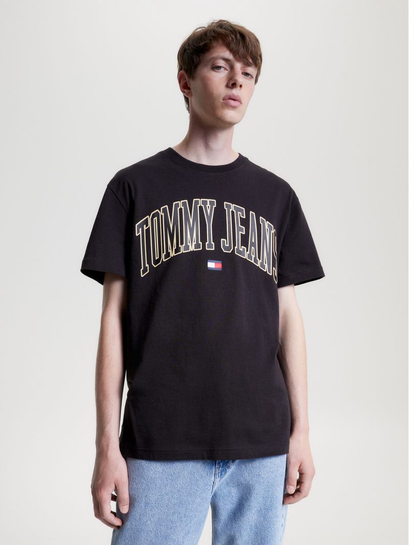 Remera-con-logo-grafico-en-el-pecho