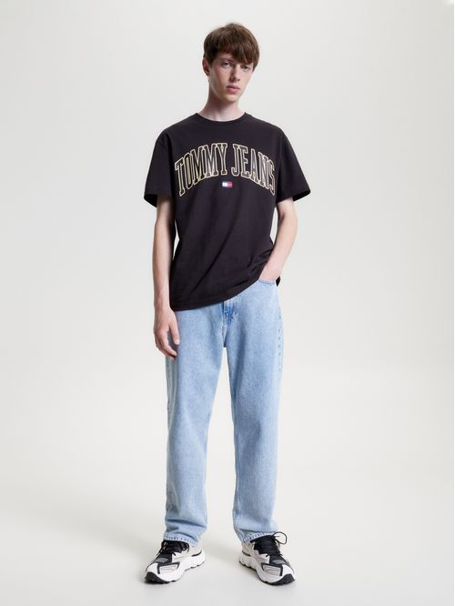 Remera con logo gráfico en el pecho