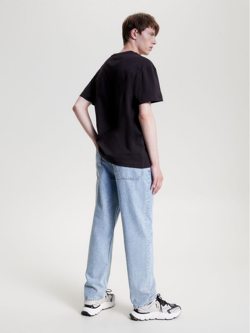 Remera-con-logo-grafico-en-el-pecho