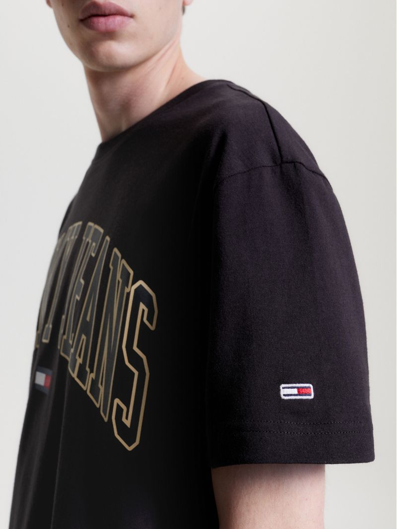 Remera-con-logo-grafico-en-el-pecho