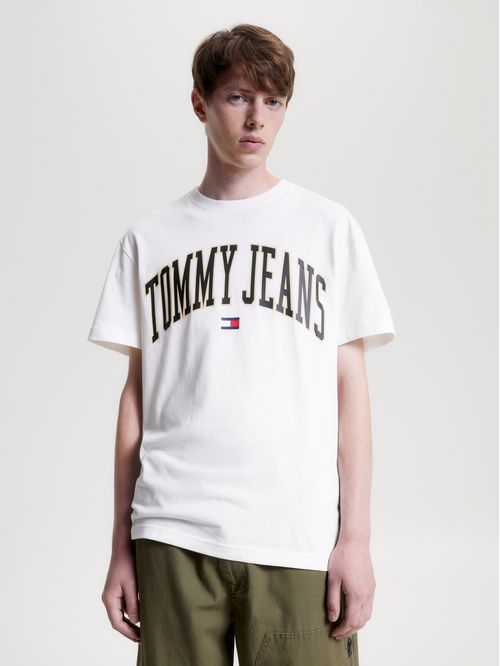 Remera con logo gráfico en el pecho
