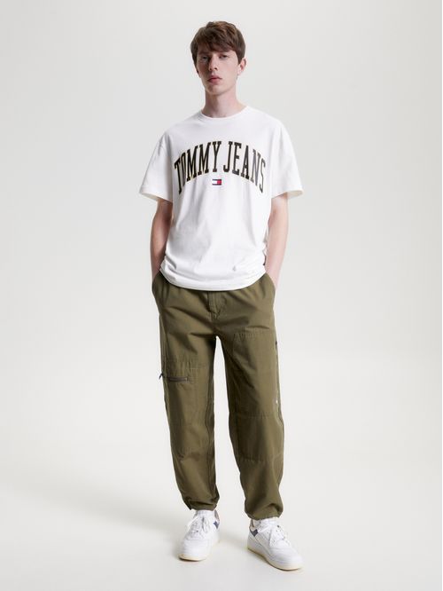 Remera con logo gráfico en el pecho