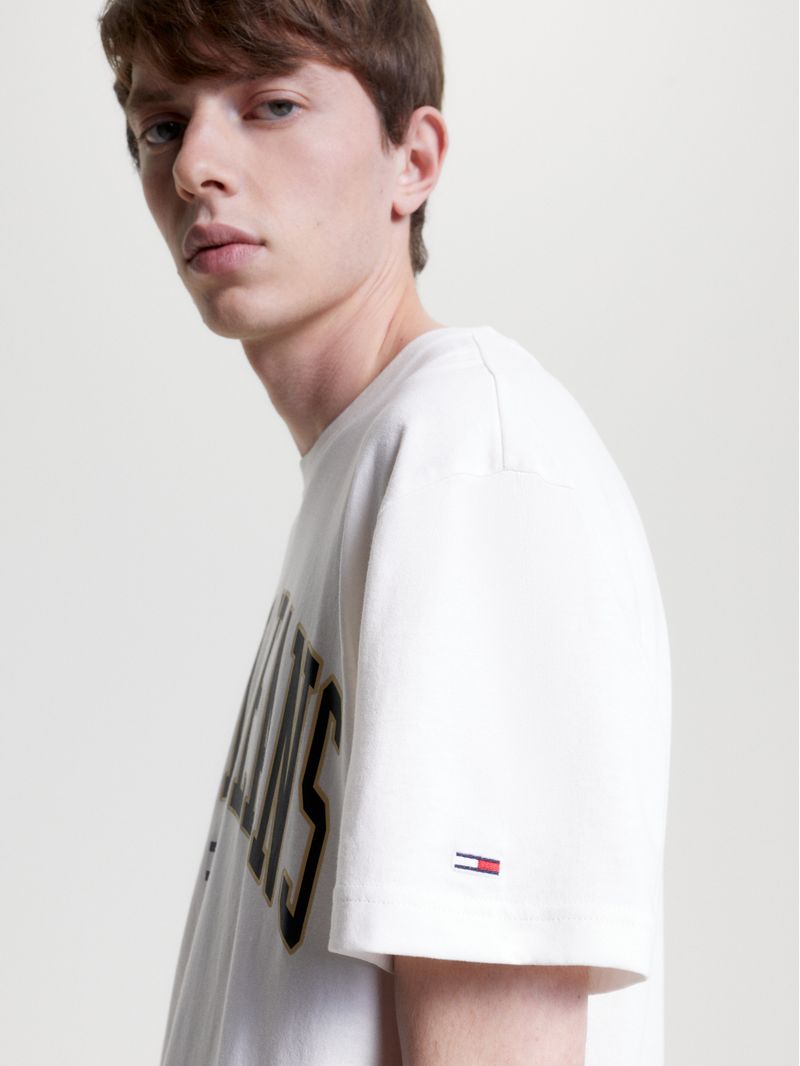 Remera-con-logo-grafico-en-el-pecho