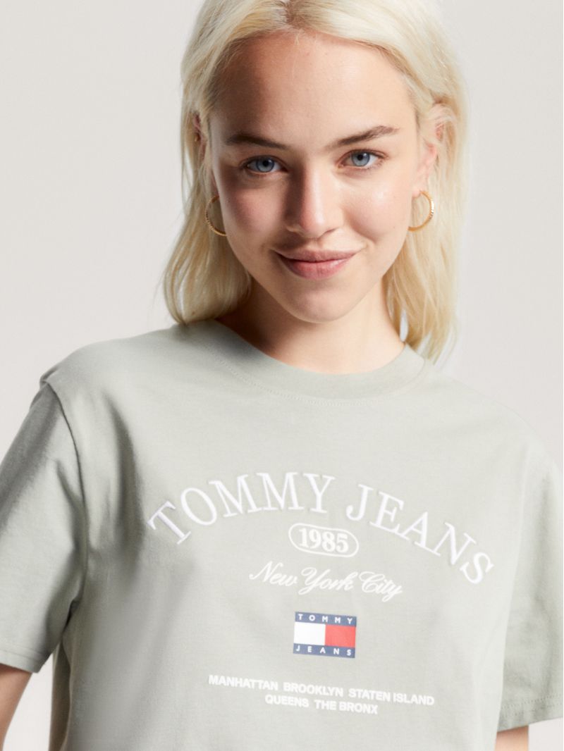 Remera-de-corte-clasico-con-logo
