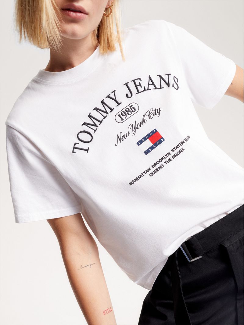 Remera-de-corte-clasico-con-logo
