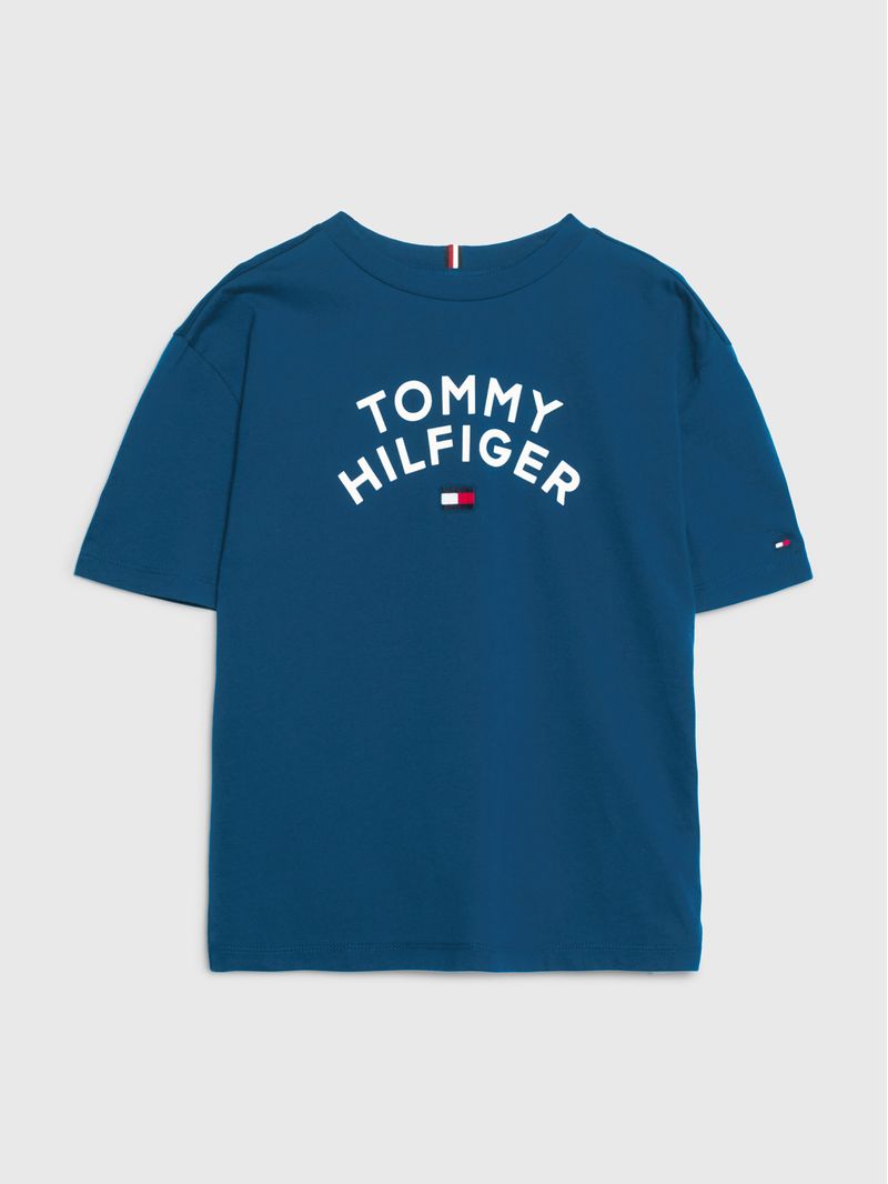 Remera-con-corte-clasico-y-logo-grafico
