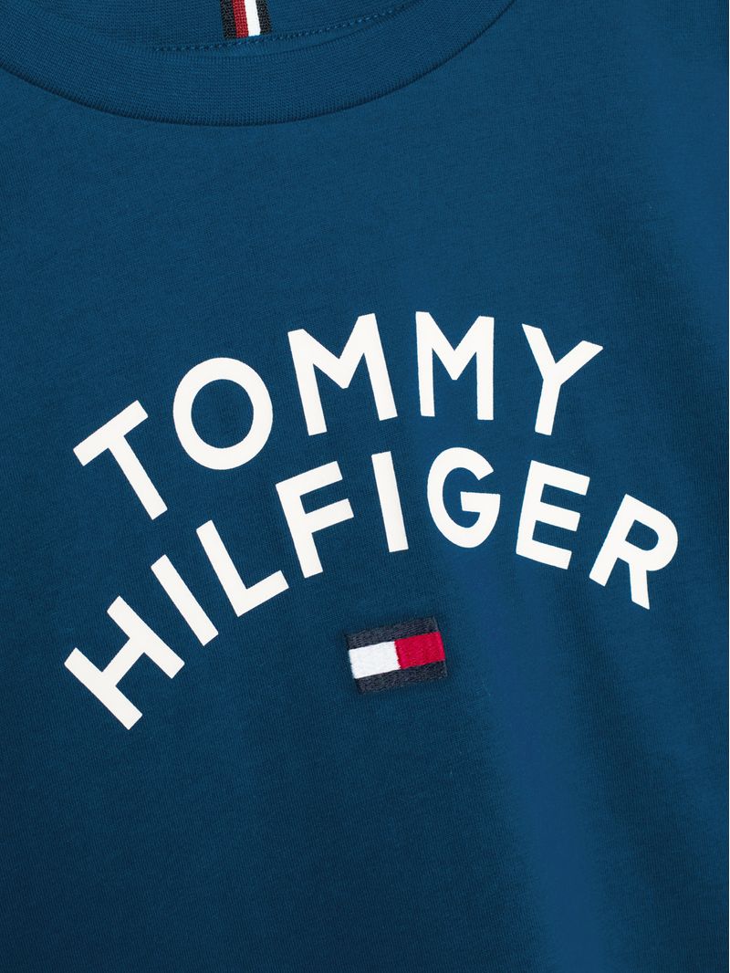 Remera-con-corte-clasico-y-logo-grafico
