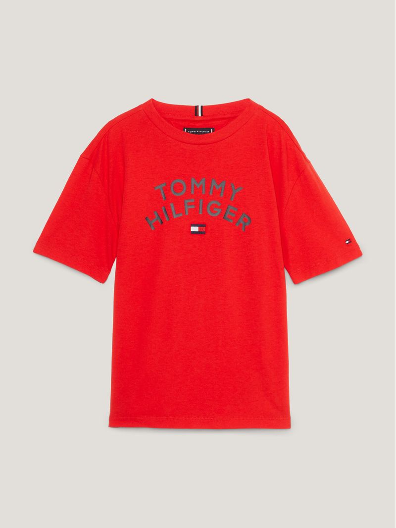 Remera-con-corte-clasico-y-logo-grafico