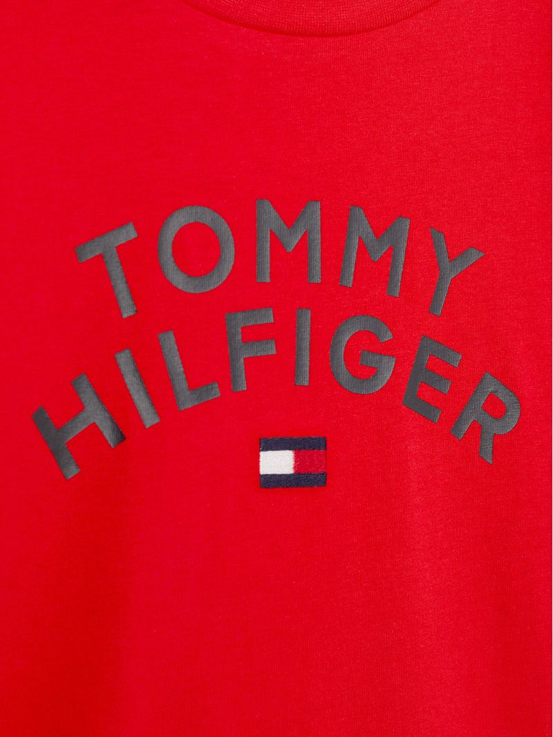 Remera-con-corte-clasico-y-logo-grafico