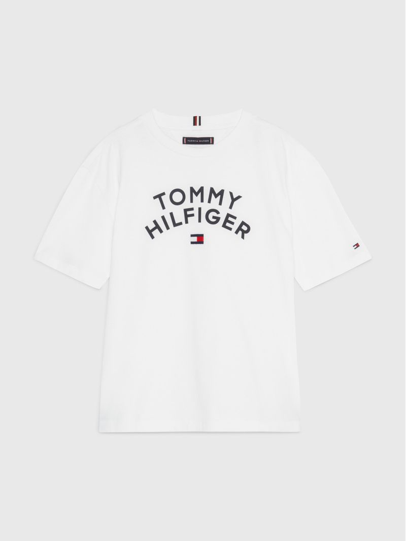 Remera-con-corte-clasico-y-logo-grafico