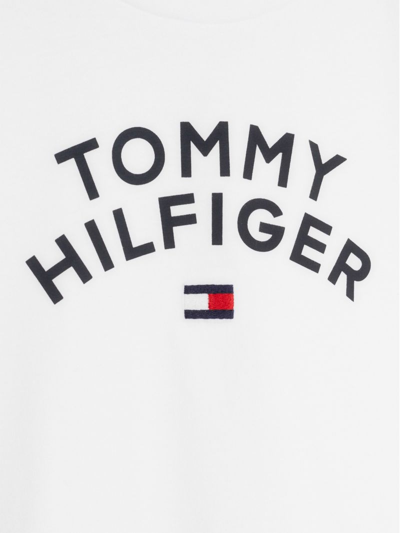 Remera-con-corte-clasico-y-logo-grafico