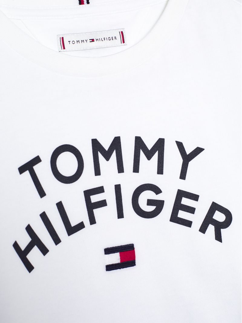 Remera-de-corte-amplio-con-logo