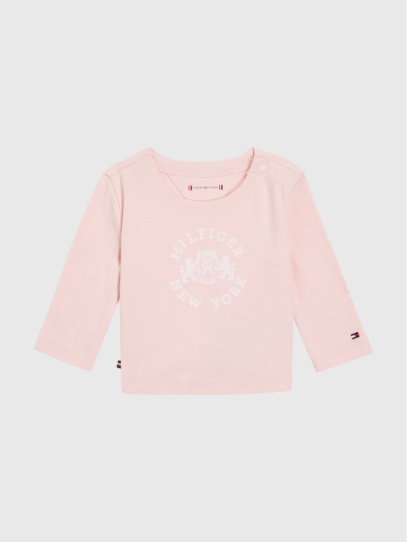 Remera-con-logo-de-estilo-universitario
