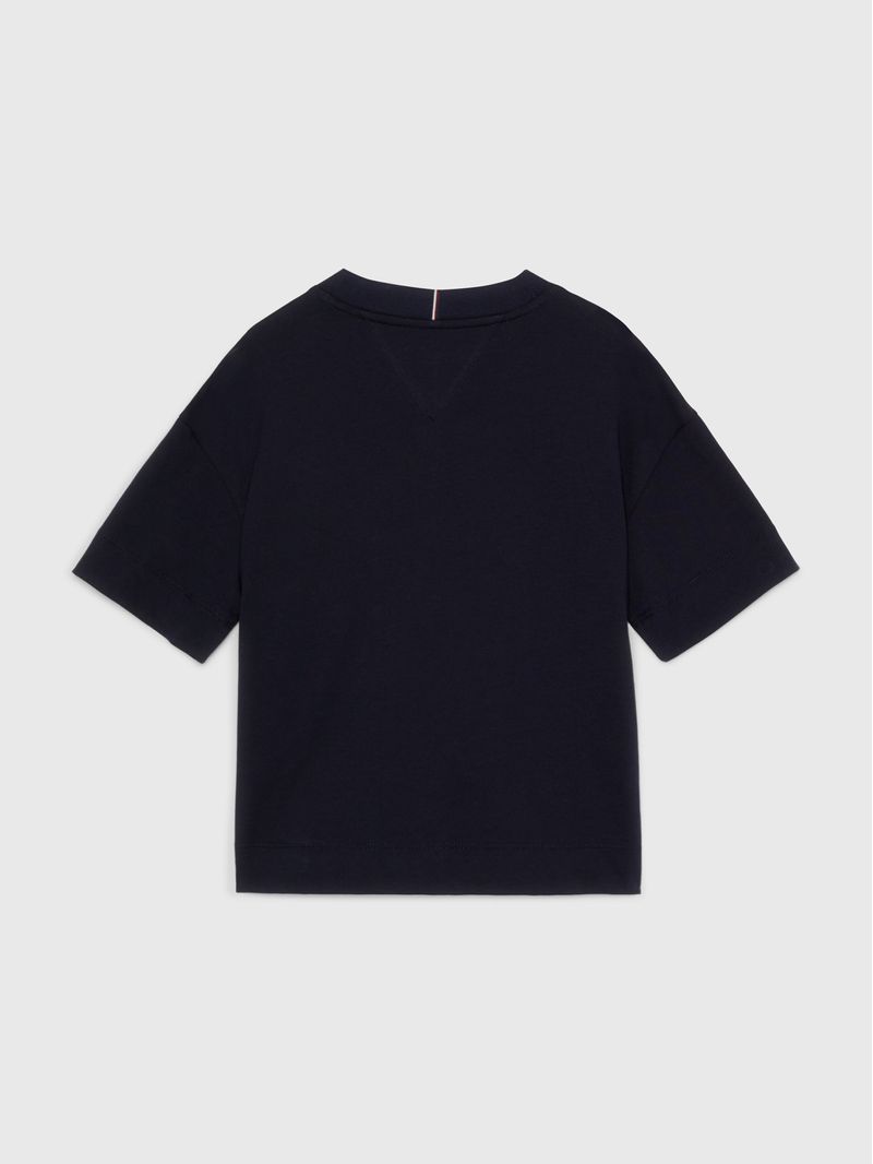 Remera-con-monograma-TH-de-lentejuelas