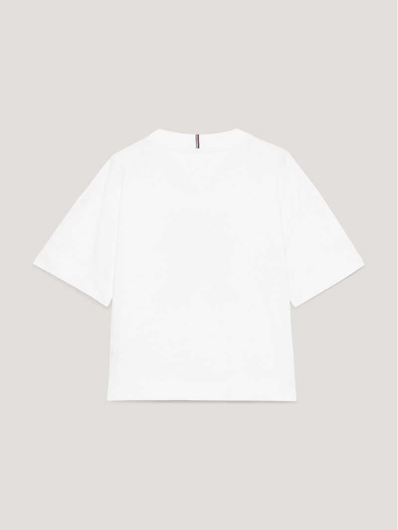 Remera-con-monograma-TH-de-lentejuelas