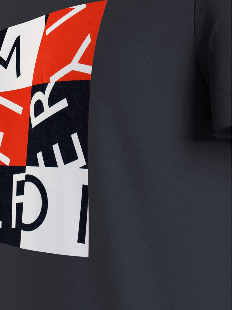 Remera-con-logo-grafico