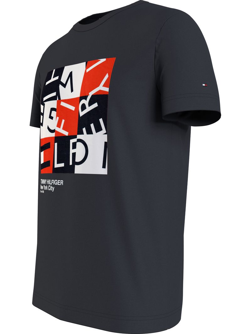 Remera-con-logo-grafico
