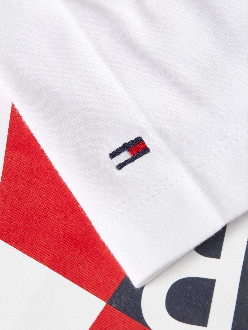 Remera-con-logo-grafico