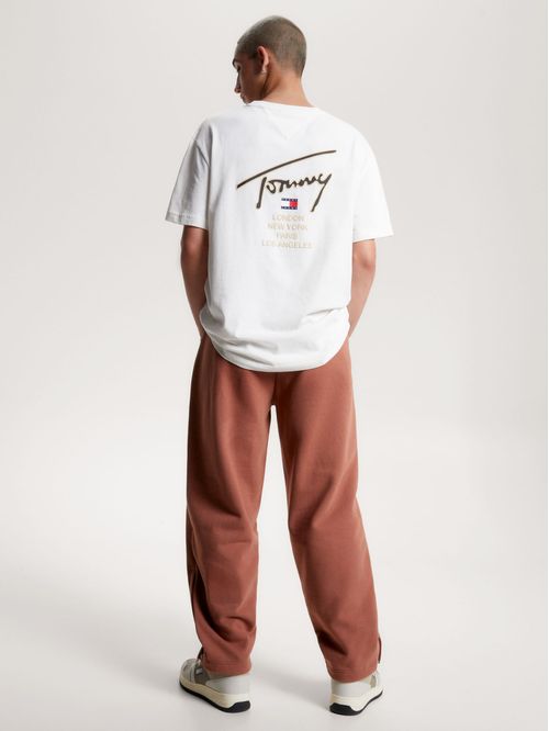 Remera de corte clásico con logo distintivo