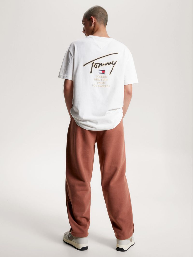 Remera-de-corte-clasico-con-logo-distintivo