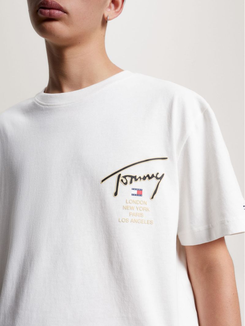 Remera-de-corte-clasico-con-logo-distintivo