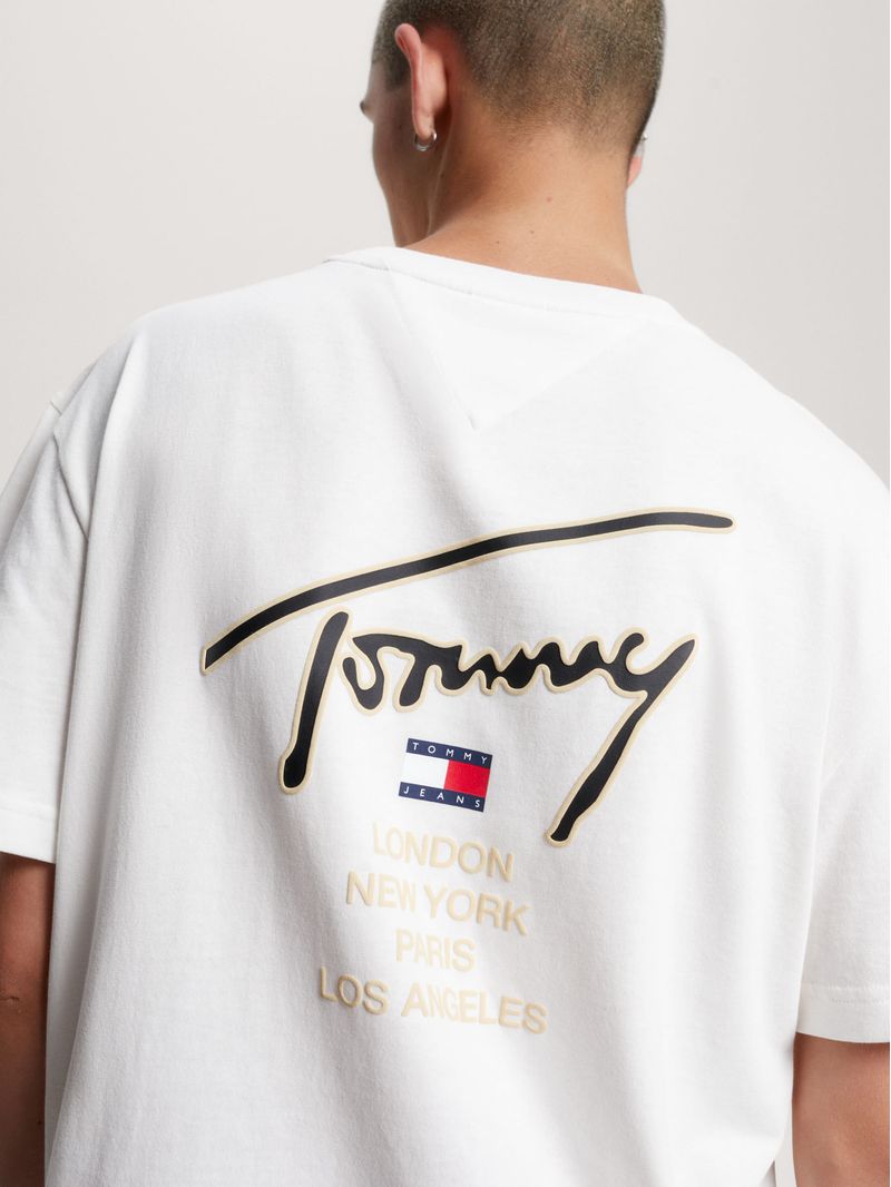 Remera-de-corte-clasico-con-logo-distintivo