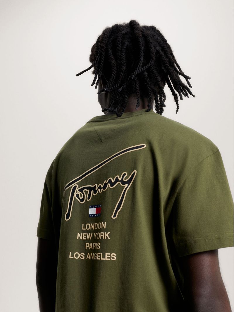 Remera-de-corte-clasico-con-logo-distintivo