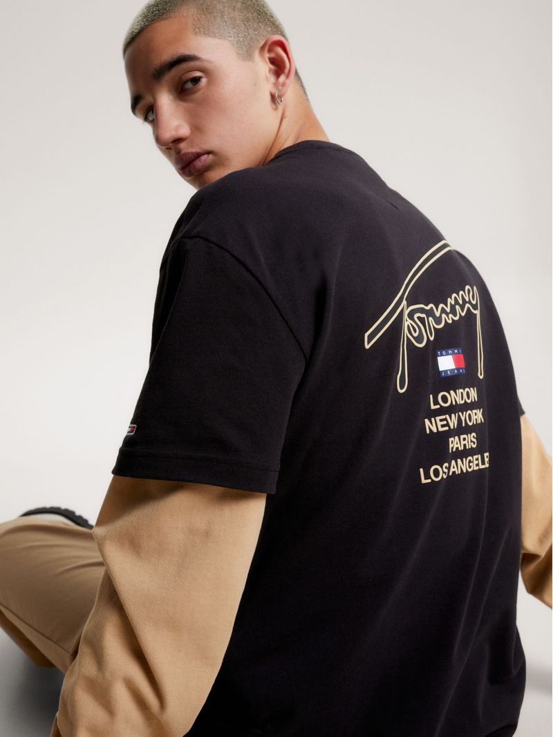 Remera-de-corte-clasico-con-logo-distintivo