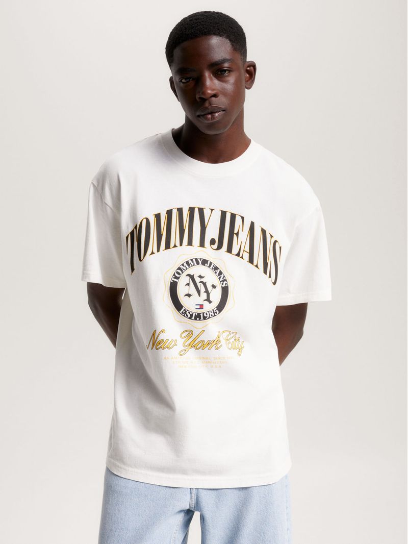 Remera-amplia-con-logo-universitario