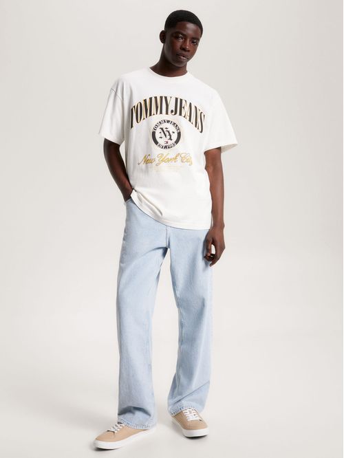 Remera amplia con logo universitario