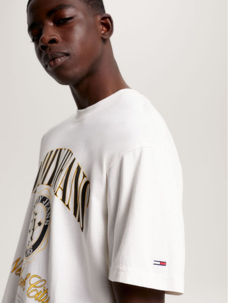 Remera-amplia-con-logo-universitario