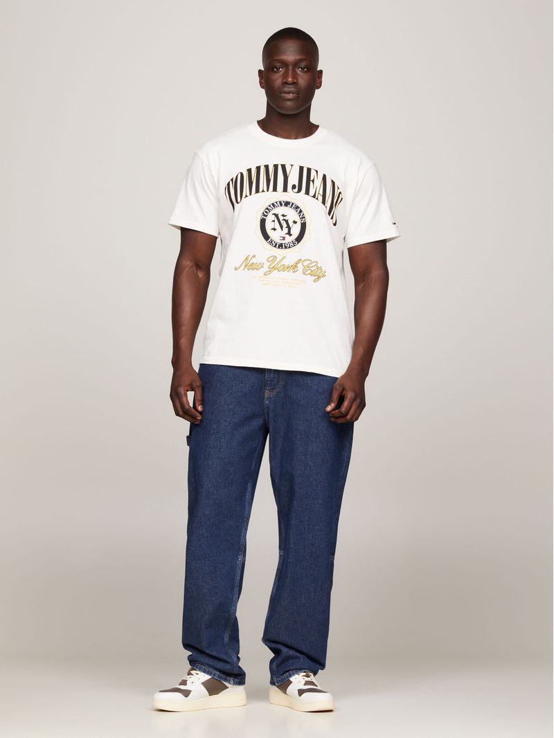Remera-amplia-con-logo-universitario