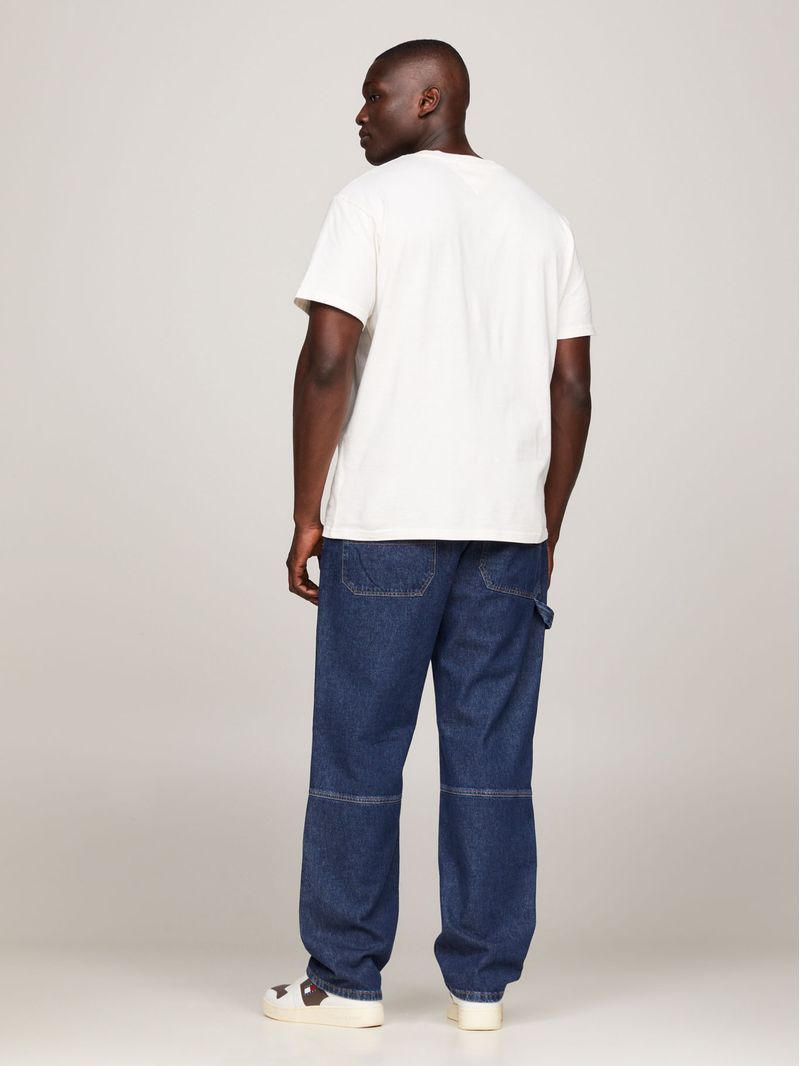 Remera-amplia-con-logo-universitario