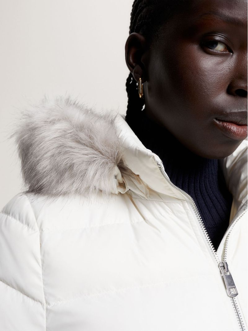 Campera-con-relleno-de-pluma-y-capucha-