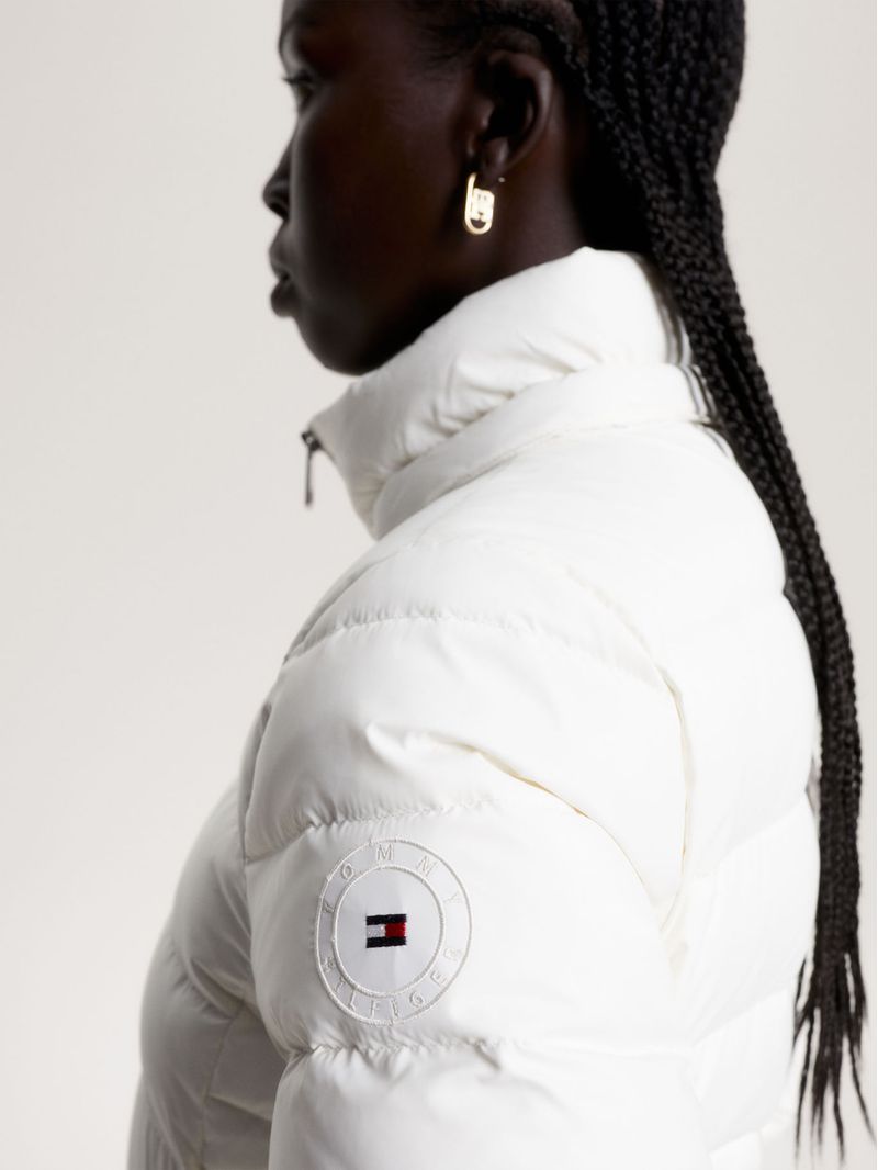 Campera-con-relleno-de-pluma-y-capucha-