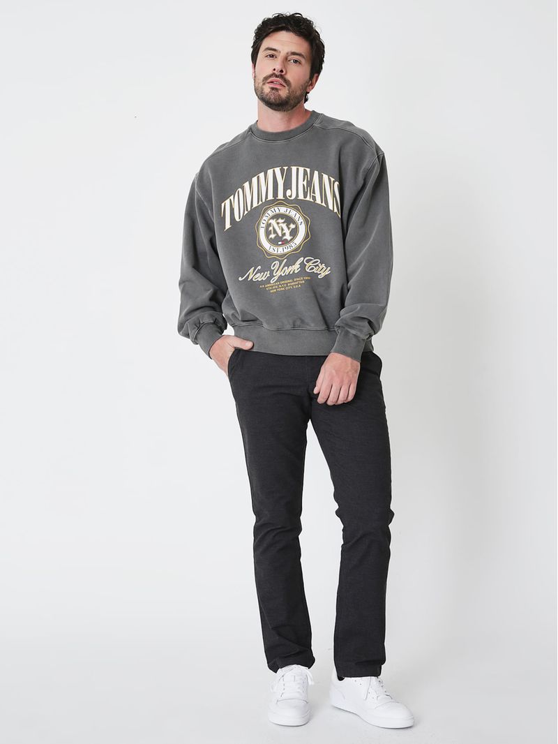 Buzo-varsity-con-logo-grafico